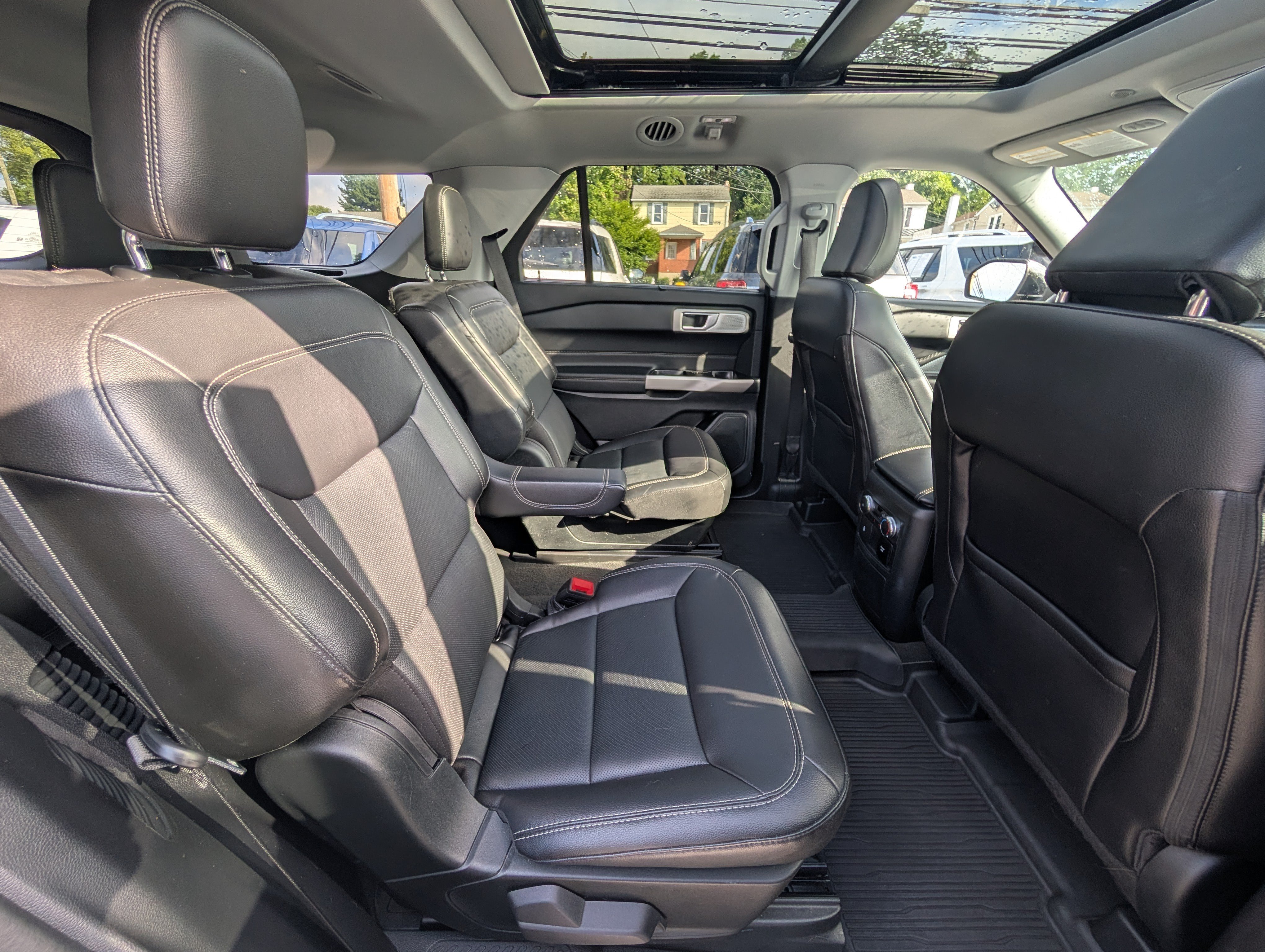 Certified 2022 Ford Explorer Limited w/ Limited Technology Package AWD/4WD image 13