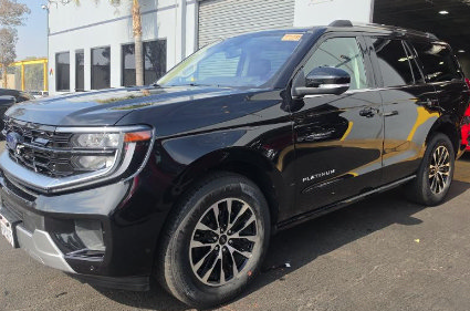Certified 2025 Ford Expedition Platinum AWD/4WD image 3