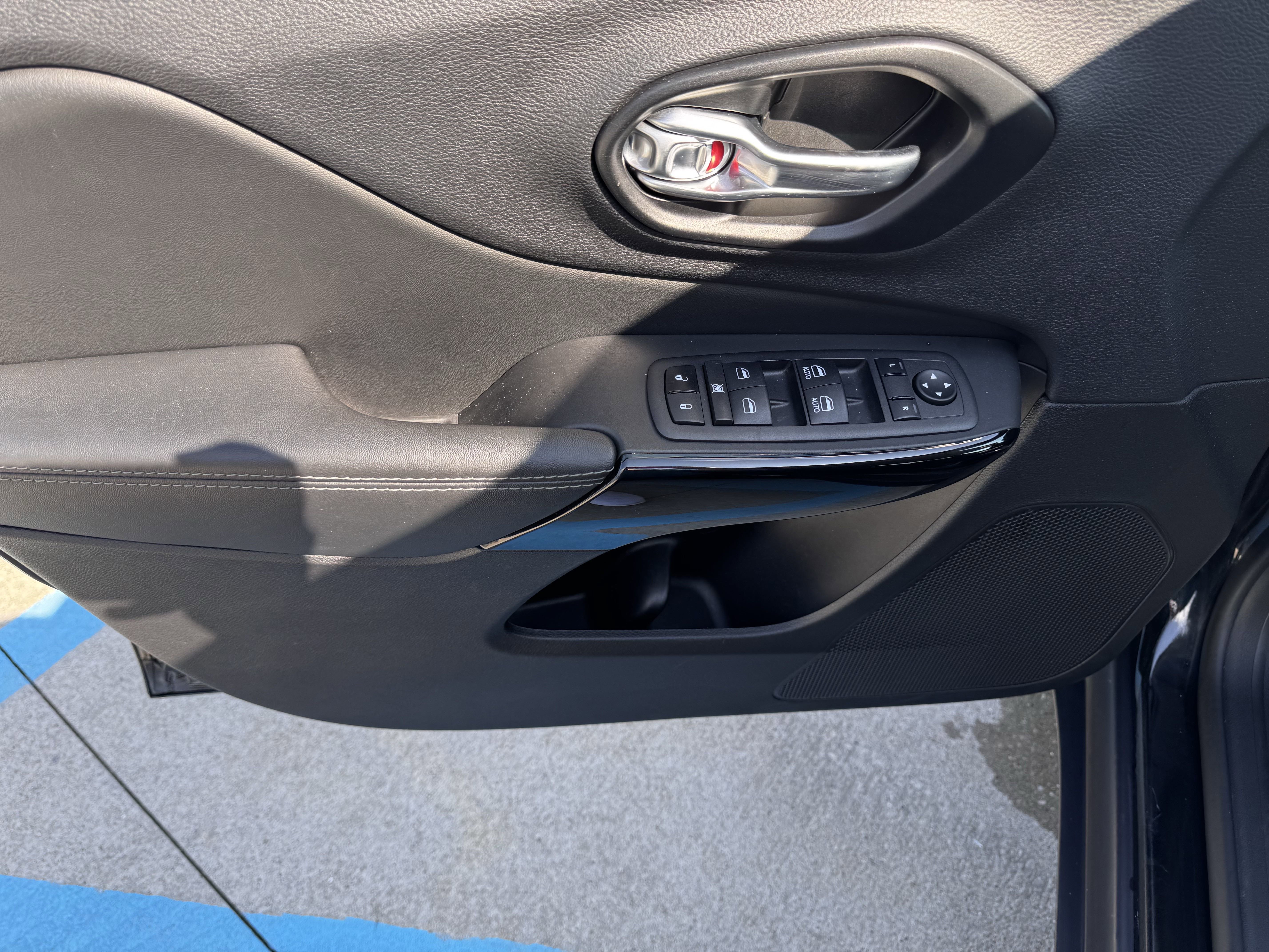 Used 2023 Jeep Cherokee Altitude Lux image 8