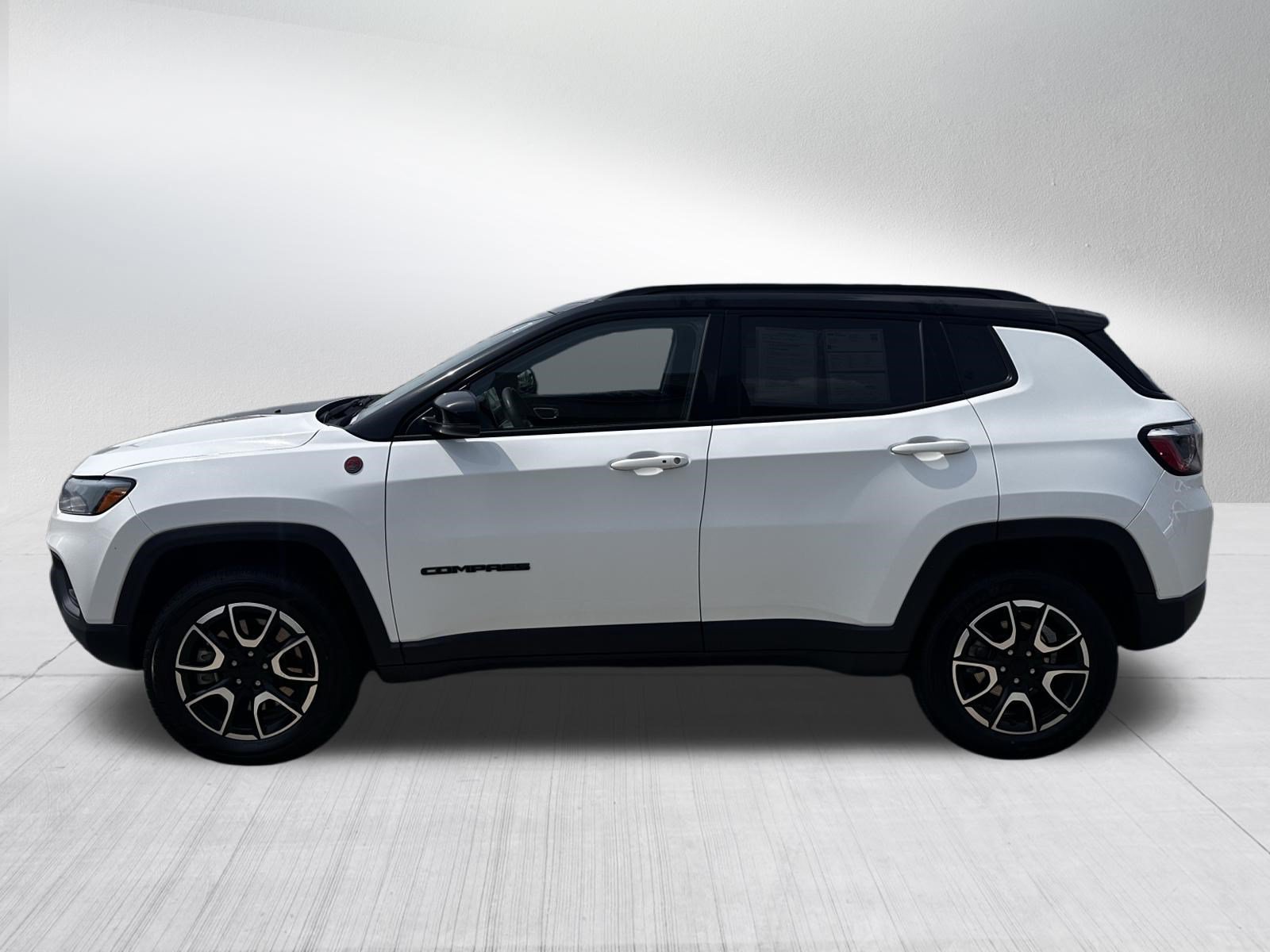 Used 2024 Jeep Compass Trailhawk AWD/4WD image 4