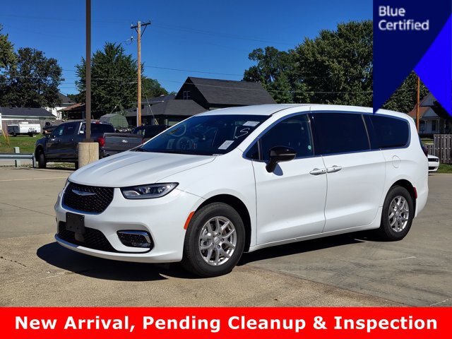 Used 2025 Chrysler Pacifica Select