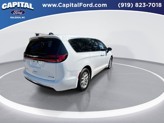 Used 2025 Chrysler Pacifica Select FWD image 8