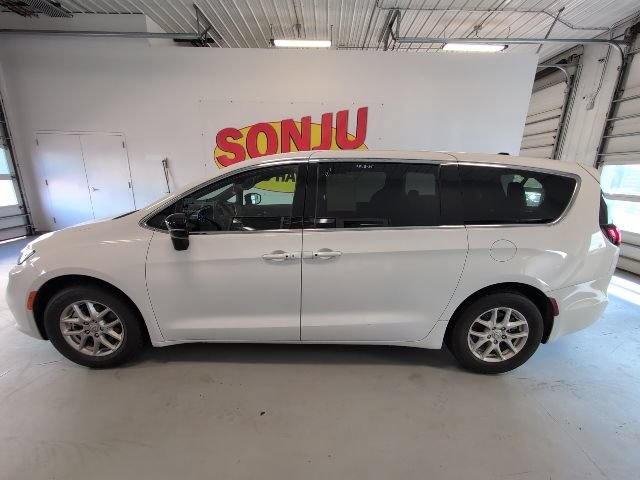 Used 2025 Chrysler Pacifica Select FWD image 2