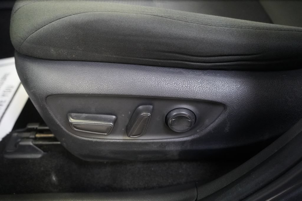 Used 2025 Toyota RAV4 XLE AWD/4WD image 17