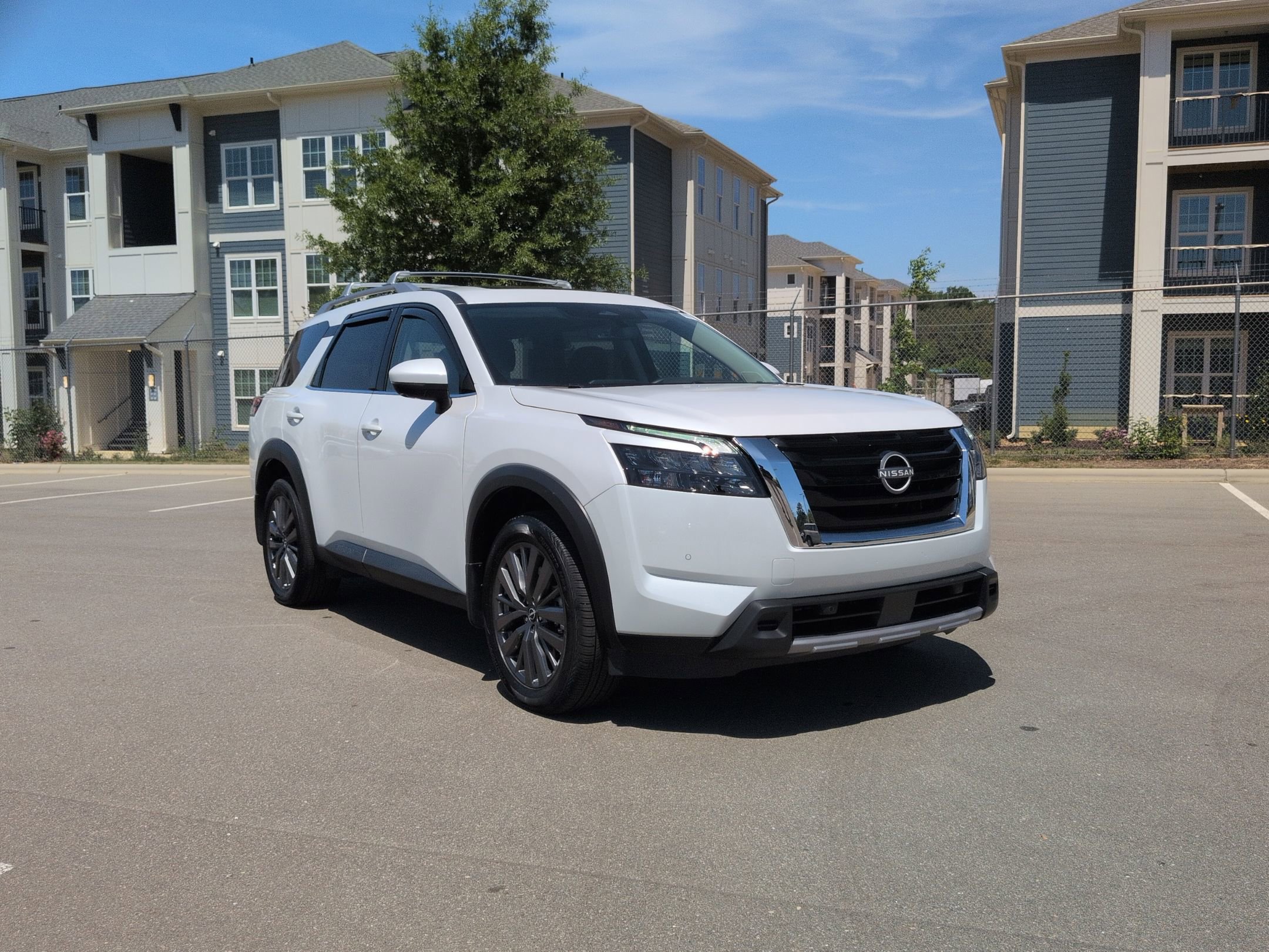Used 2025 Nissan Pathfinder SL w/ SL Premium Package AWD/4WD image 2