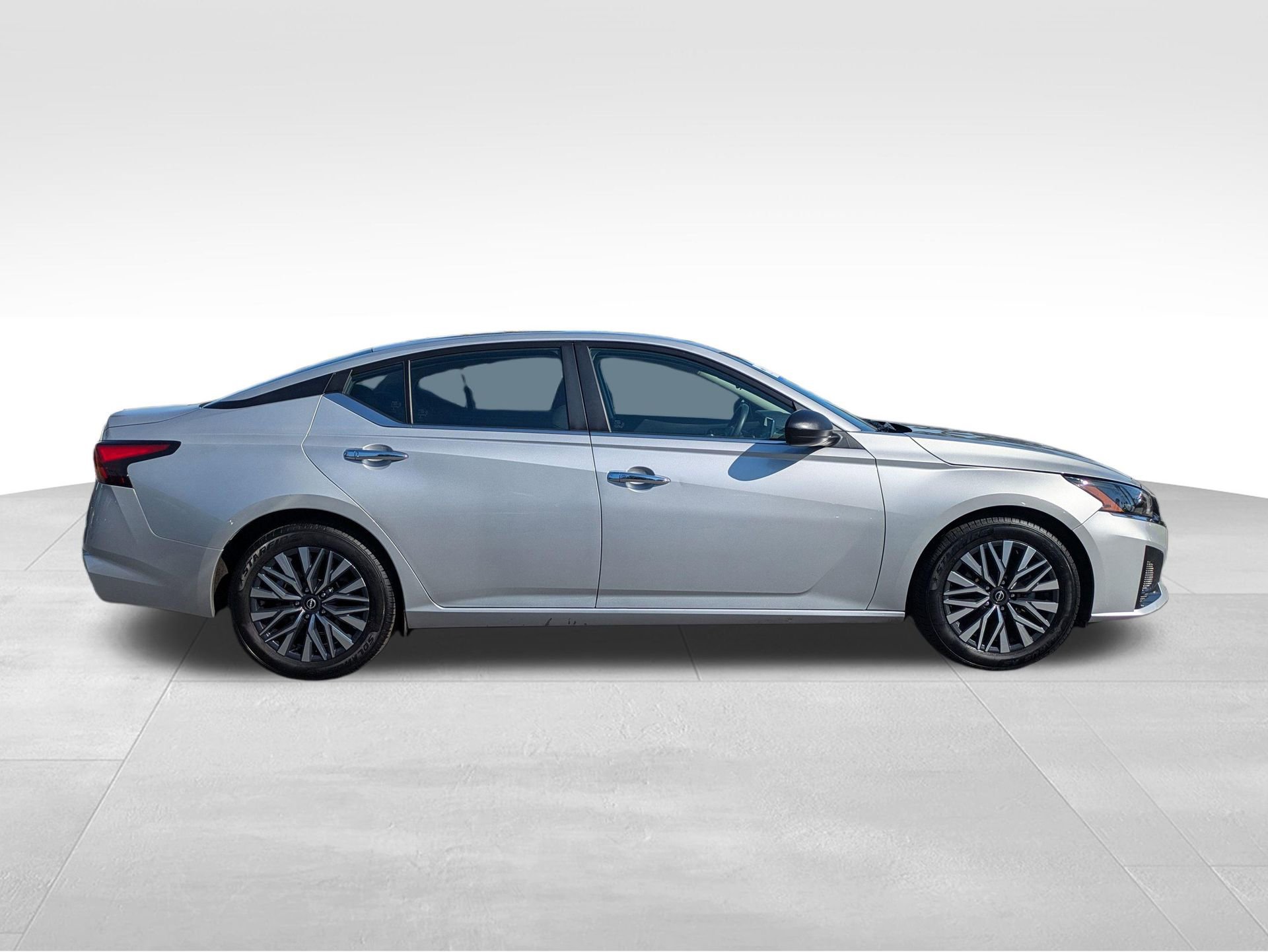 Used 2024 Nissan Altima 2.5 SV image 4