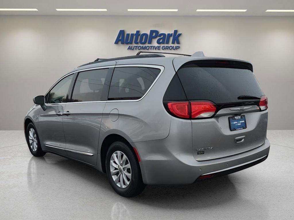 Used 2017 Chrysler Pacifica Touring-L image 3
