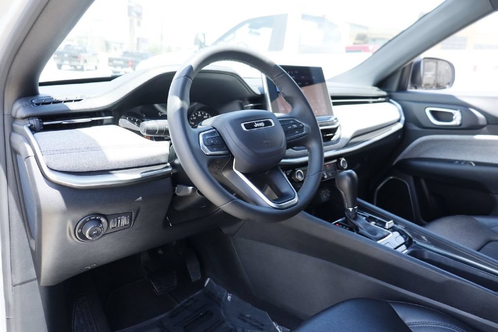 Used 2024 Jeep Compass Latitude AWD/4WD image 3