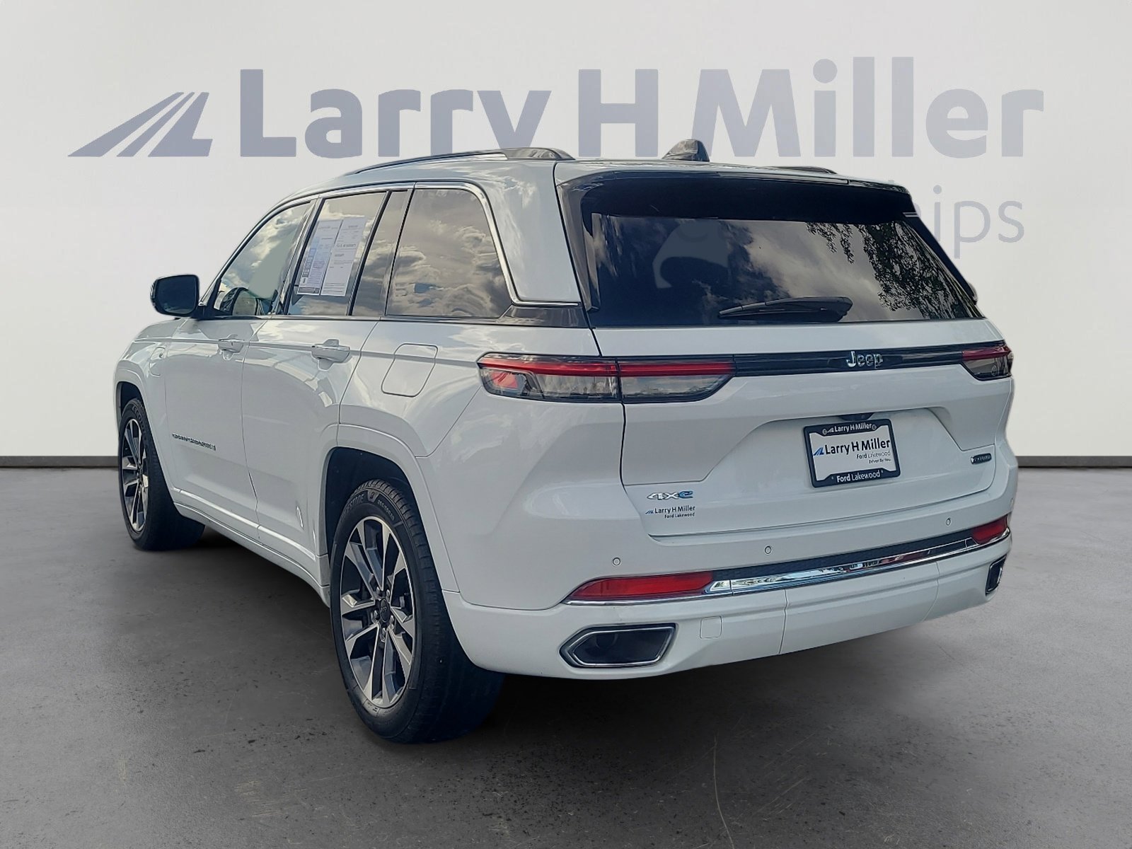 Used 2022 Jeep Grand Cherokee Overland AWD/4WD image 3