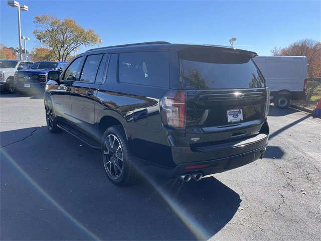 Used 2023 Chevrolet Suburban RST w/ Sport Performance Package image 3