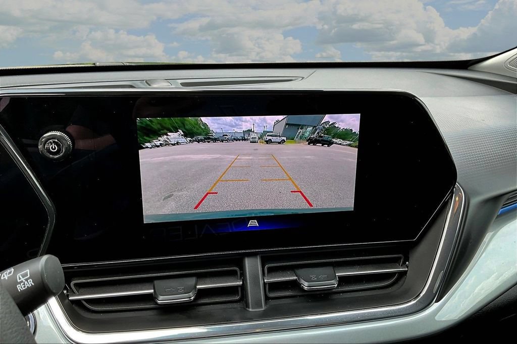 Used 2025 Chevrolet Trax LT FWD image 16