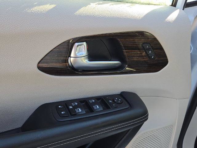 Used 2024 Chrysler Pacifica Limited FWD image 23