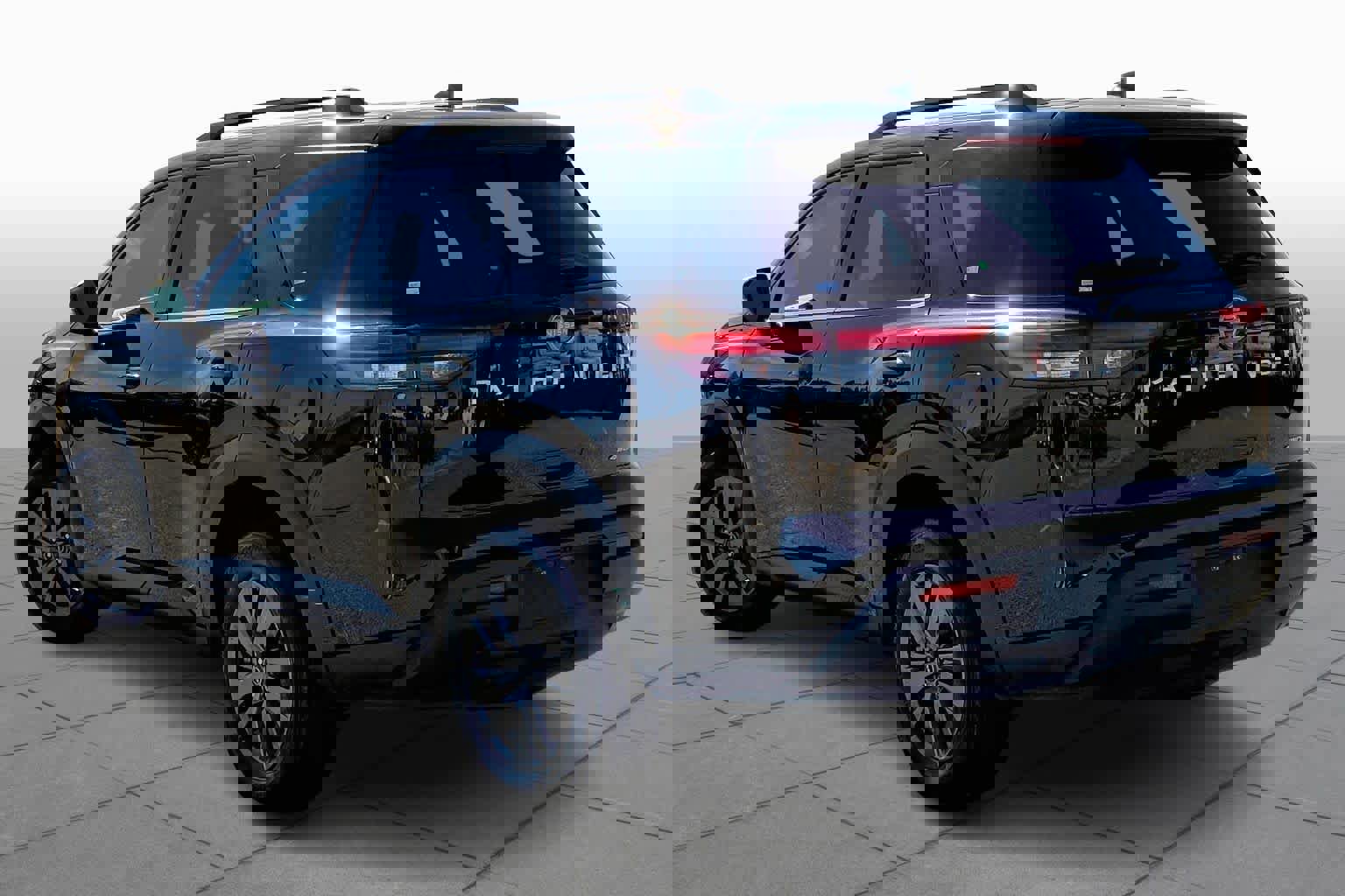 Used 2025 Nissan Pathfinder SV image 4