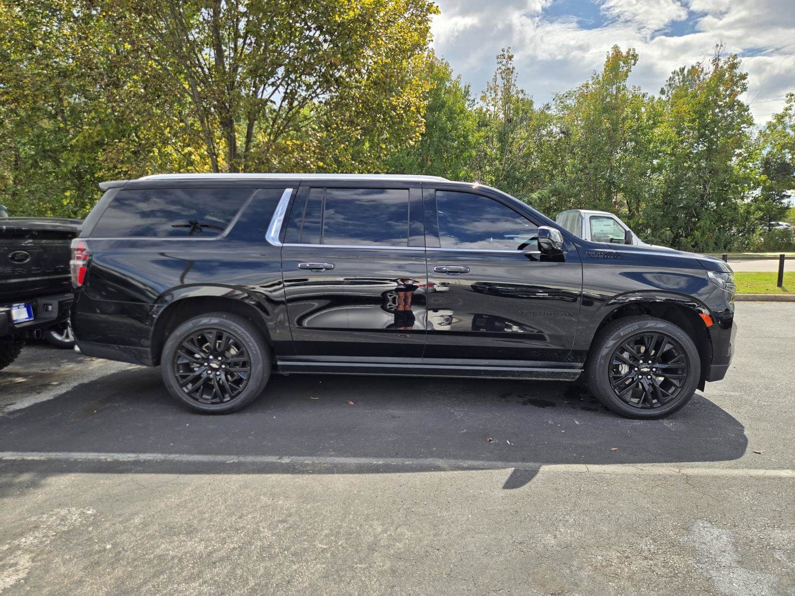 Used 2024 Chevrolet Suburban High Country w/ Premium Package 2 AWD/4WD image 5