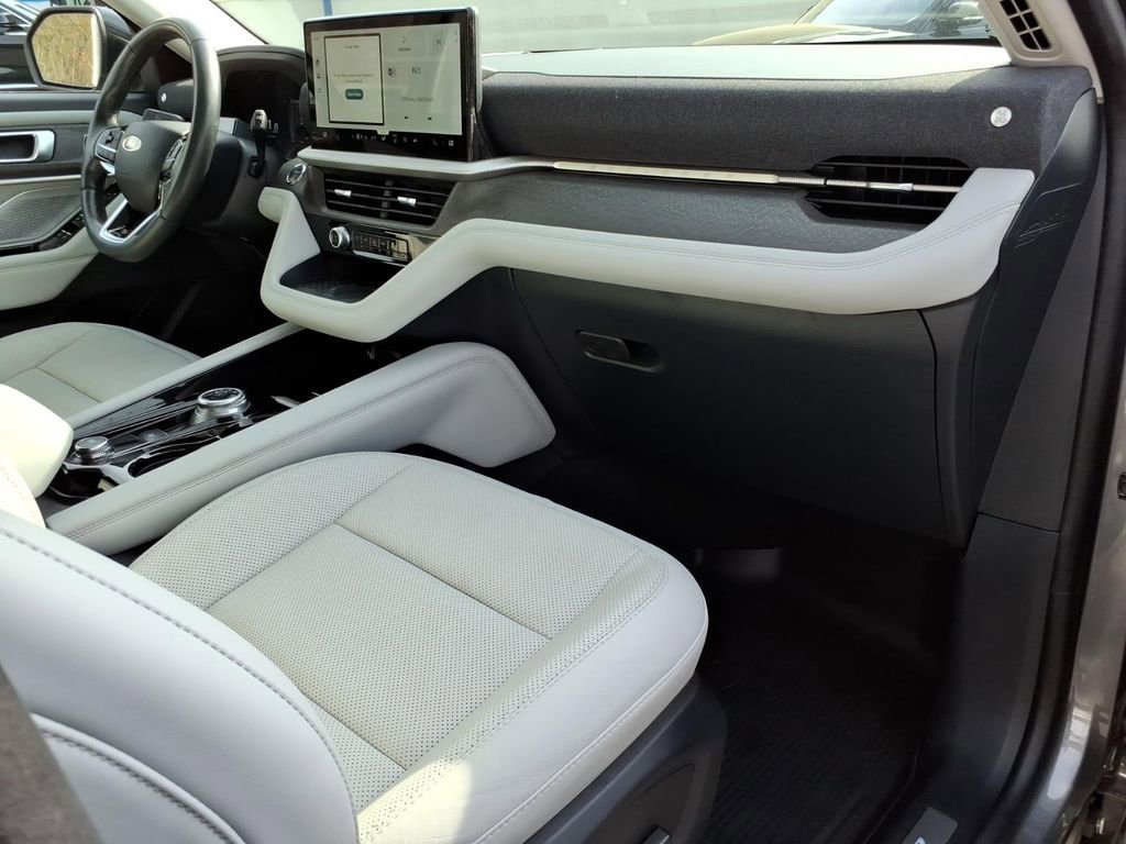 Certified 2025 Ford Explorer Platinum w/ Ultimate Package AWD/4WD image 9