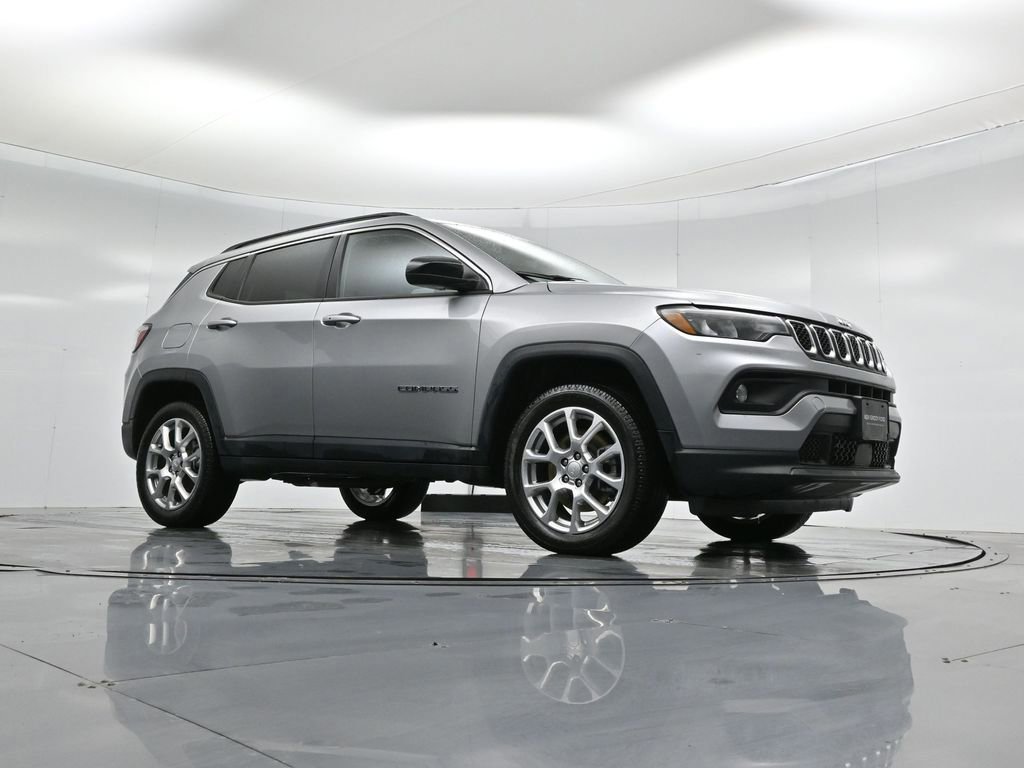Used 2023 Jeep Compass Latitude image 2