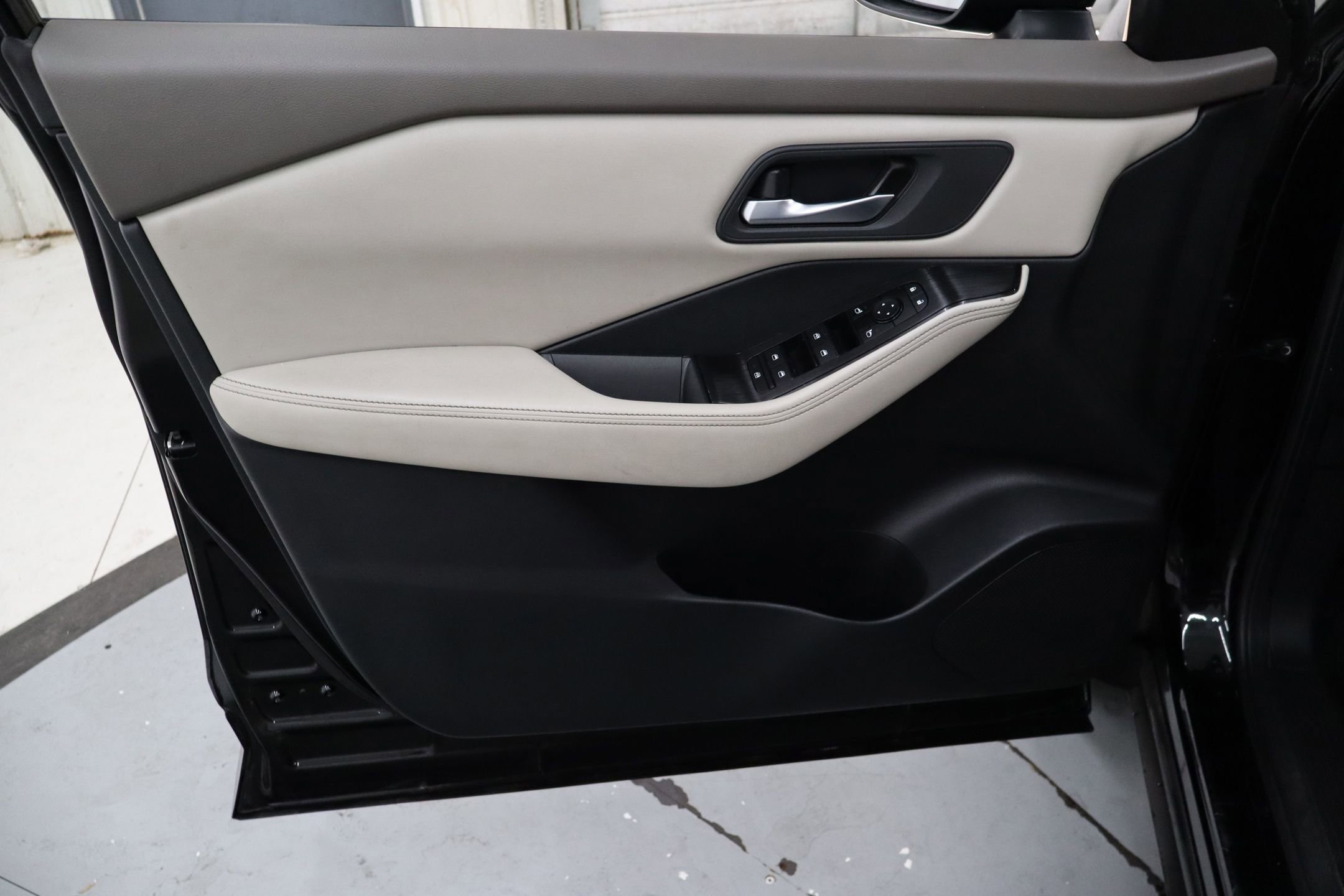 Used 2024 Nissan Rogue SV image 14