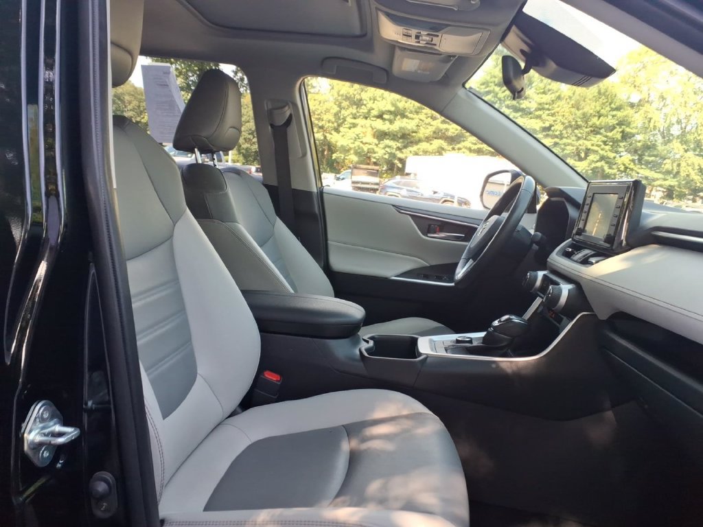 Used 2022 Toyota RAV4 XLE Premium AWD/4WD image 9