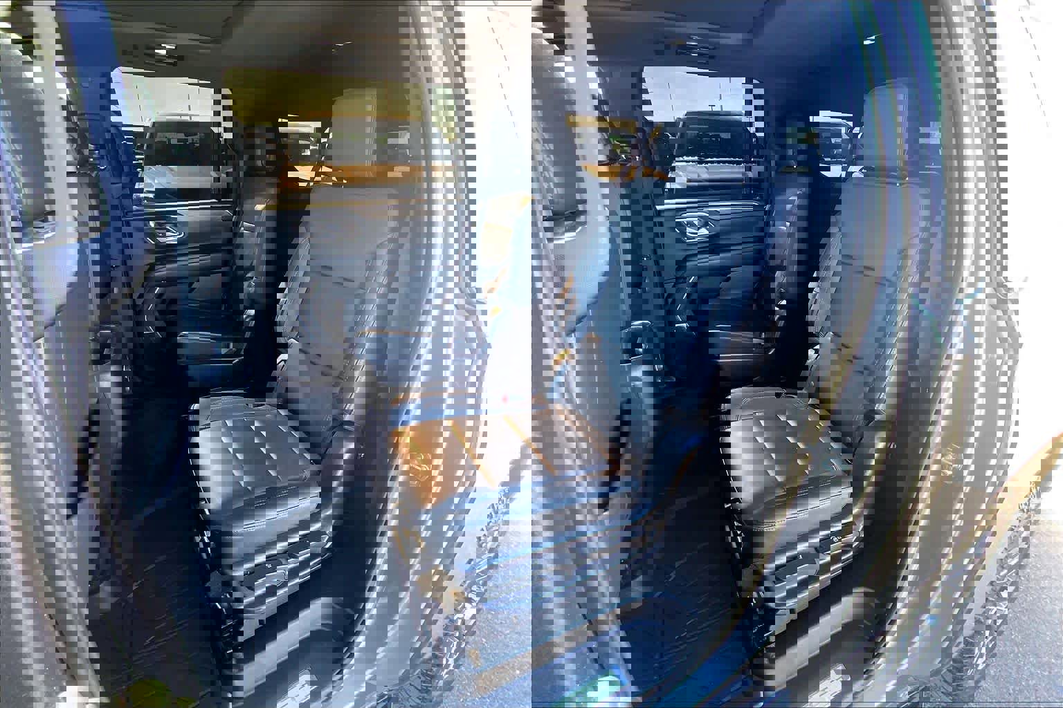 Used 2023 Chevrolet Suburban LT w/ Luxury Package image 20