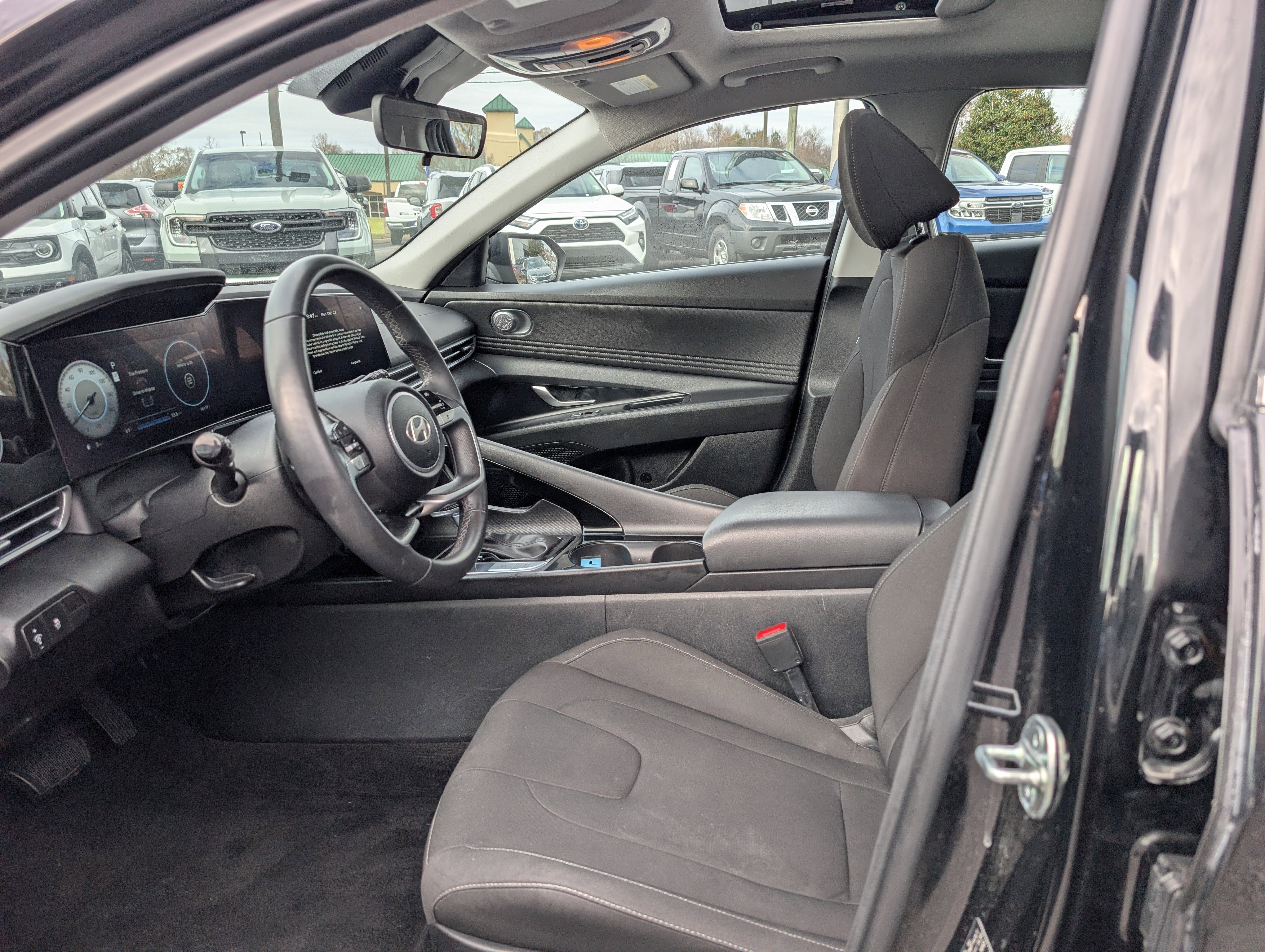 Used 2025 Hyundai Elantra SEL image 18