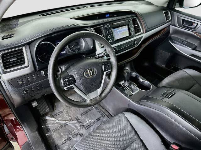 Used 2018 Toyota Highlander LE w/ Carpet Mat Package (TMS) AWD/4WD image 2