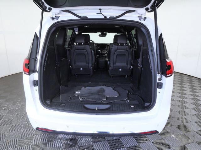Used 2025 Chrysler Pacifica Select image 9