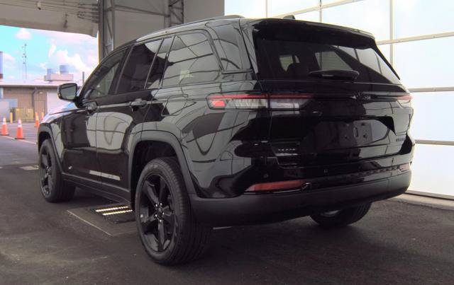 Used 2024 Jeep Grand Cherokee Limited w/ Black Appearance Package AWD/4WD image 4