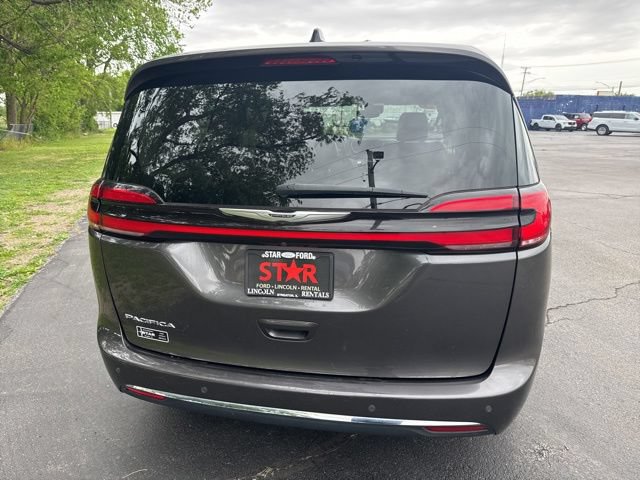 Used 2023 Chrysler Pacifica Touring-L FWD image 4