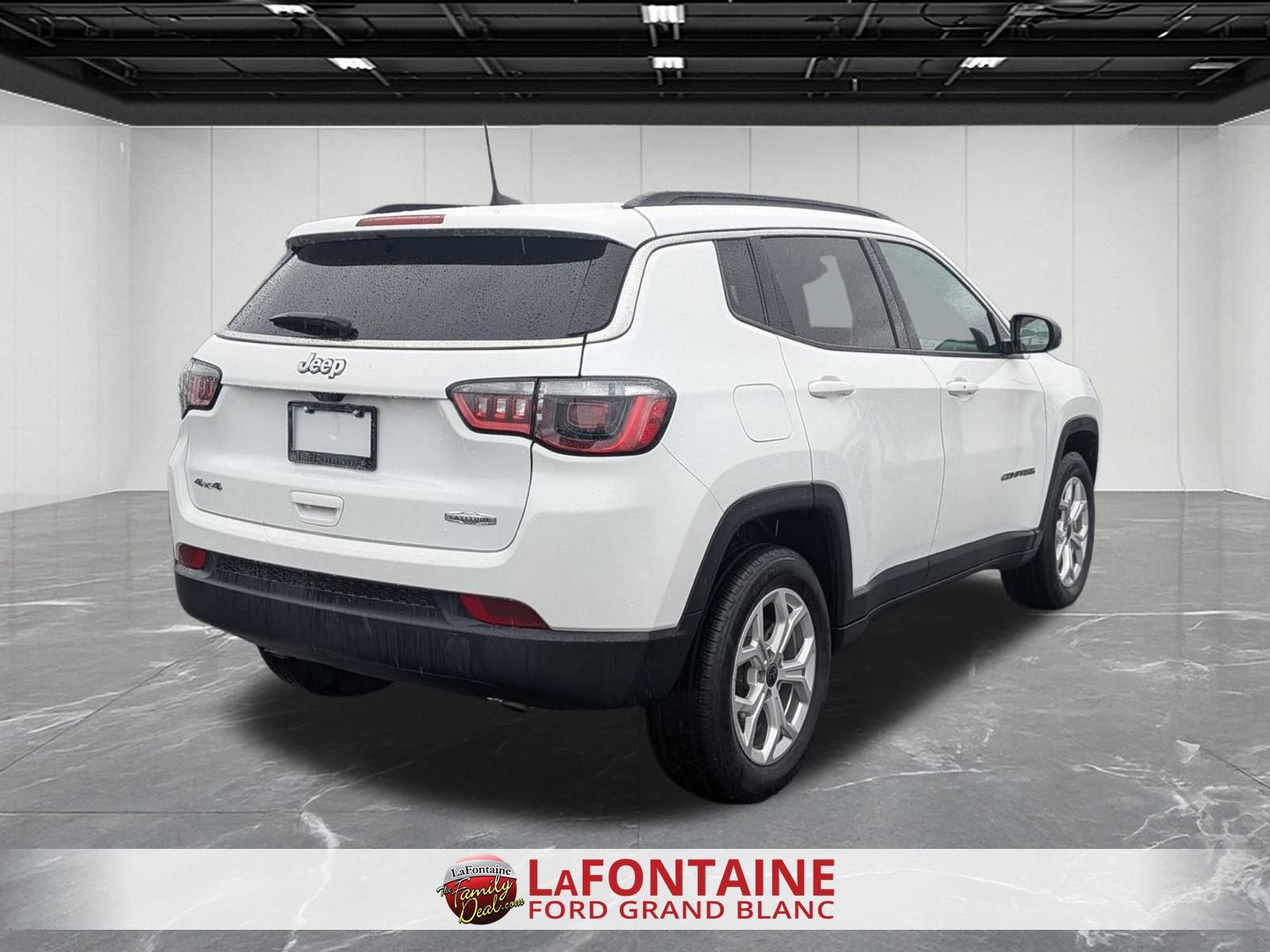Used 2025 Jeep Compass Latitude w/ Sun & Sound Group AWD/4WD image 5