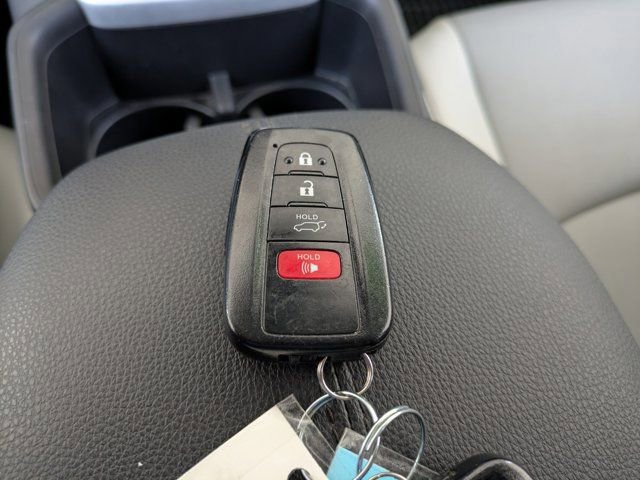 Used 2022 Toyota RAV4 XLE Premium image 32