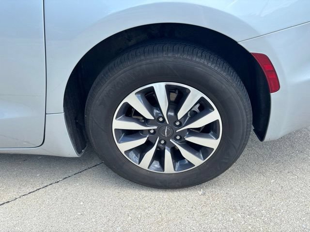 Used 2024 Chrysler Pacifica Limited FWD image 9
