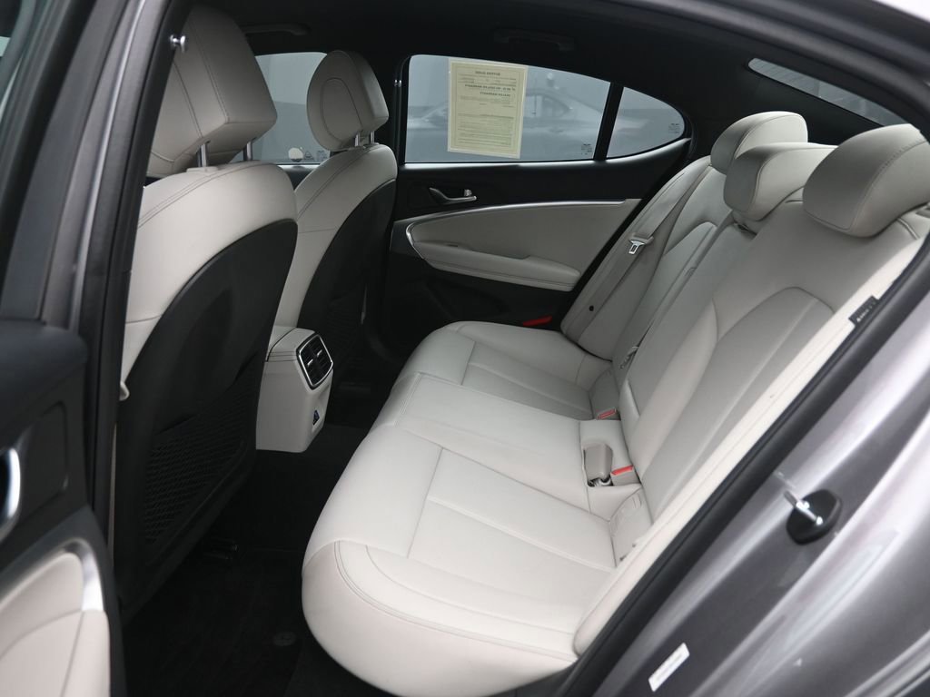Used 2025 Genesis G70 2.5T image 28
