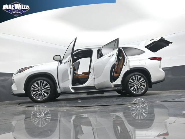 Used 2023 Toyota Highlander Platinum FWD image 26