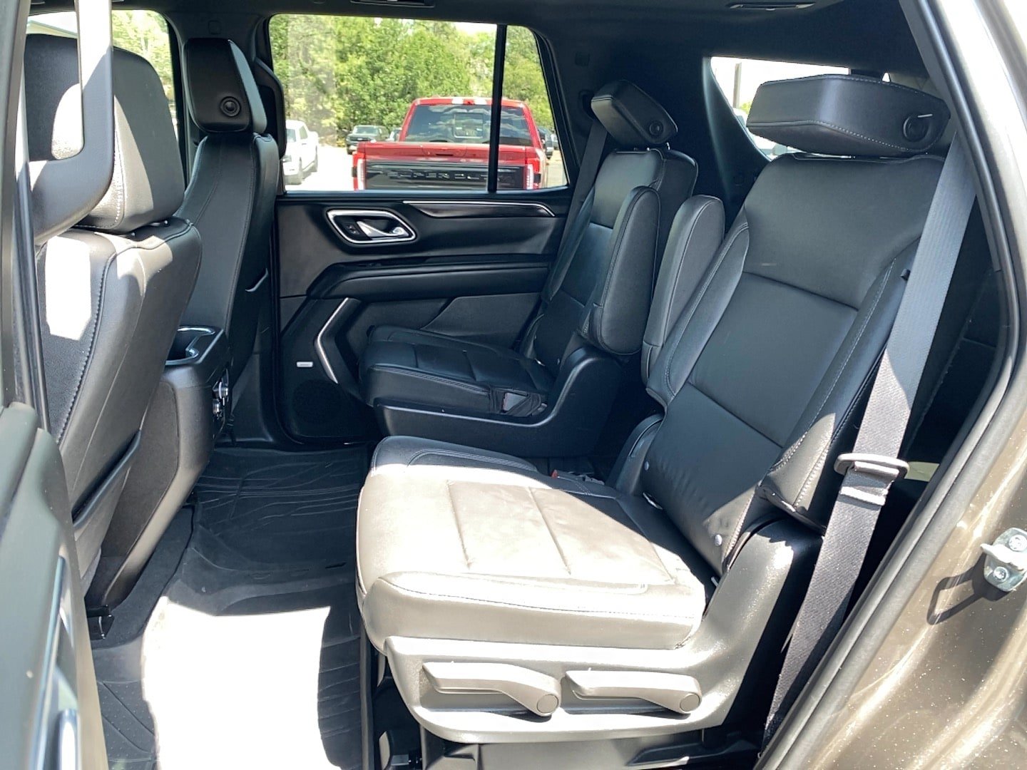 Used 2021 Chevrolet Tahoe Z71 w/ Luxury Package AWD/4WD image 10