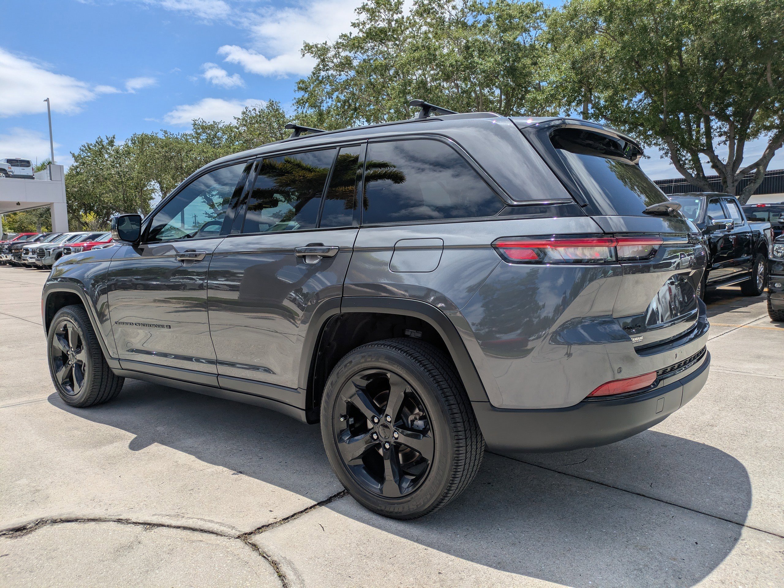 Used 2023 Jeep Grand Cherokee Altitude AWD/4WD image 6