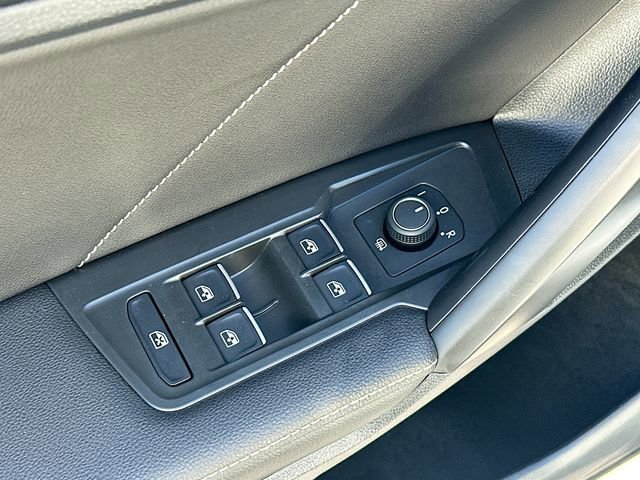 Used 2022 Volkswagen Tiguan SE image 19