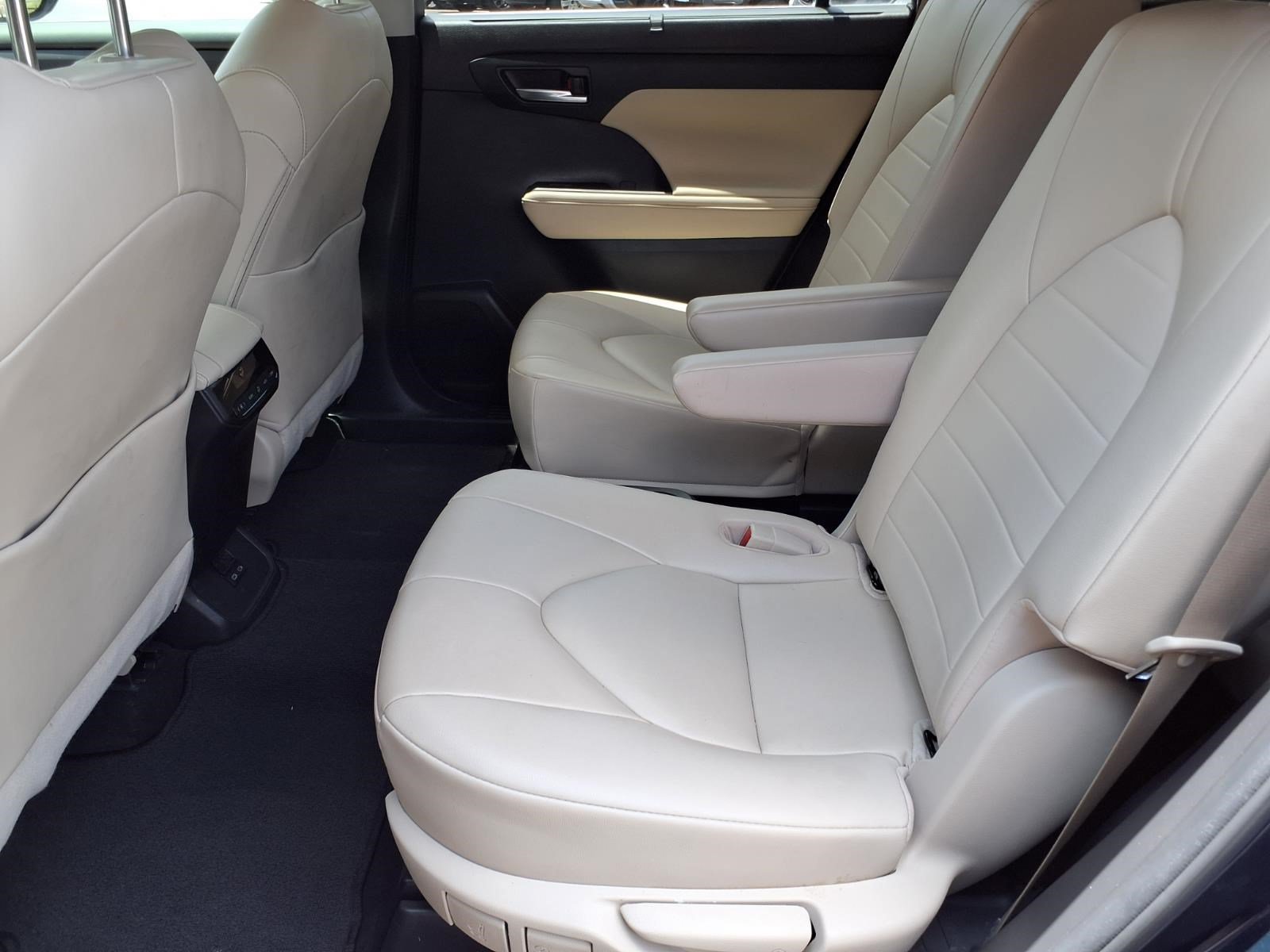 Used 2023 Toyota Highlander XLE FWD image 7
