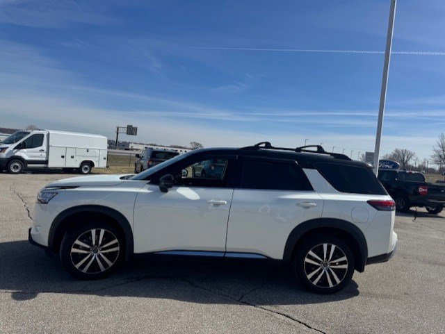 Used 2024 Nissan Pathfinder Platinum image 2