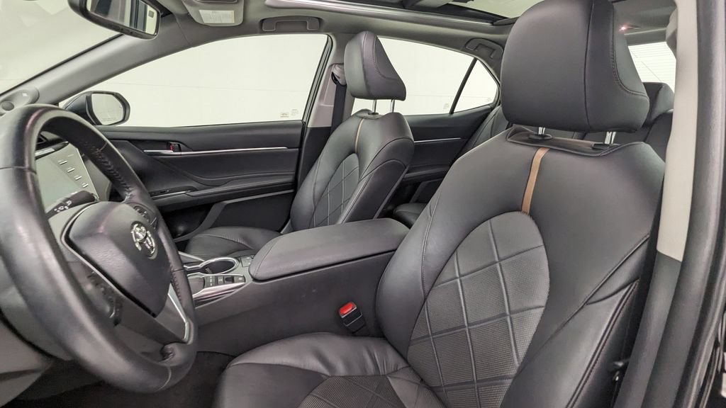 Used 2018 Toyota Camry XLE FWD image 2