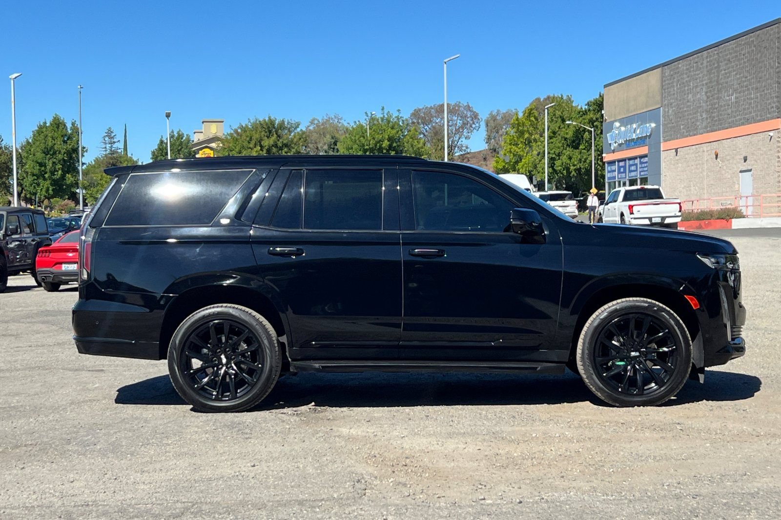 Used 2023 Cadillac Escalade Sport w/ LPO, ONYX Package AWD/4WD image 3