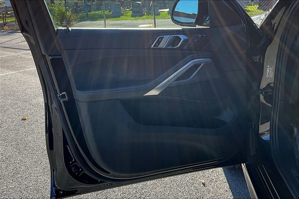 Used 2022 BMW X6 xDrive40i w/ M Sport Package image 22