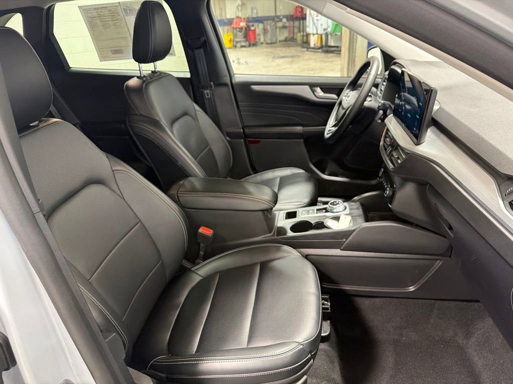 Certified 2025 Ford Escape Platinum AWD/4WD image 9