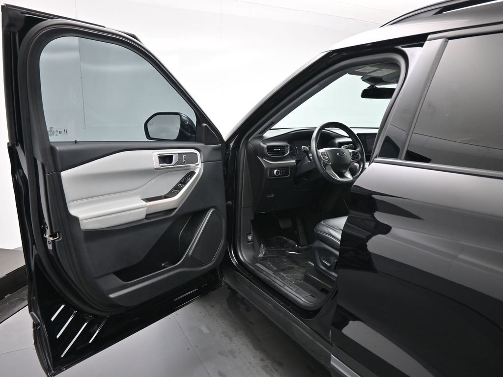 Certified 2023 Ford Explorer XLT w/ Equipment Group 202A image 9