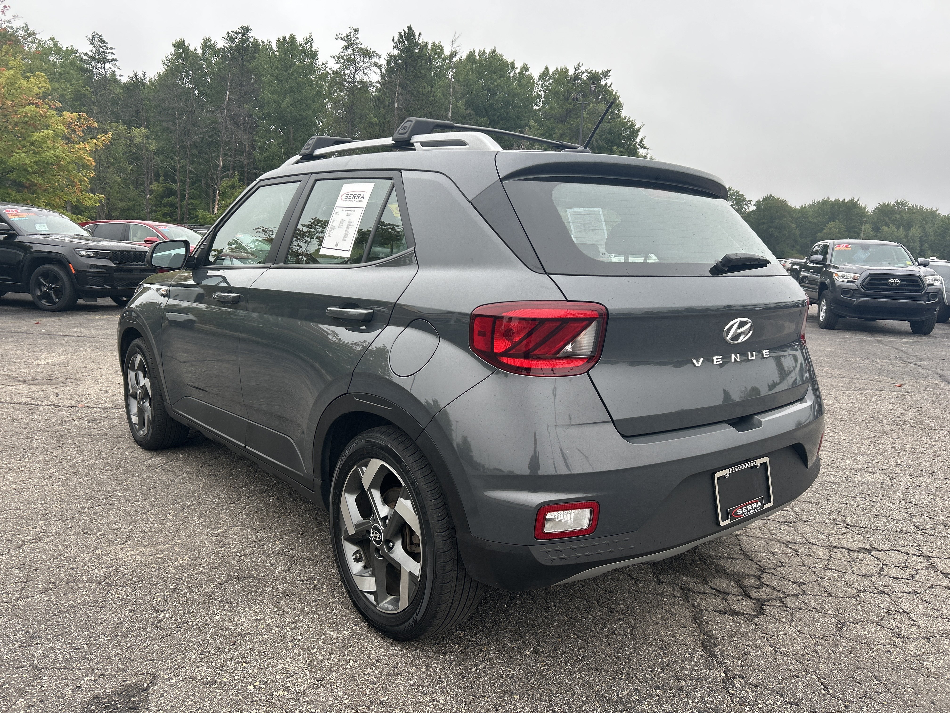 Used 2024 Hyundai Venue SEL FWD image 5