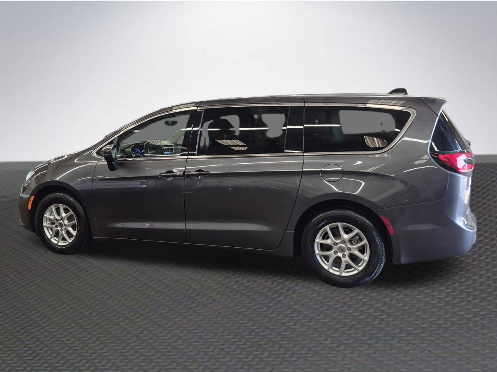 Used 2023 Chrysler Pacifica Touring-L FWD image 5
