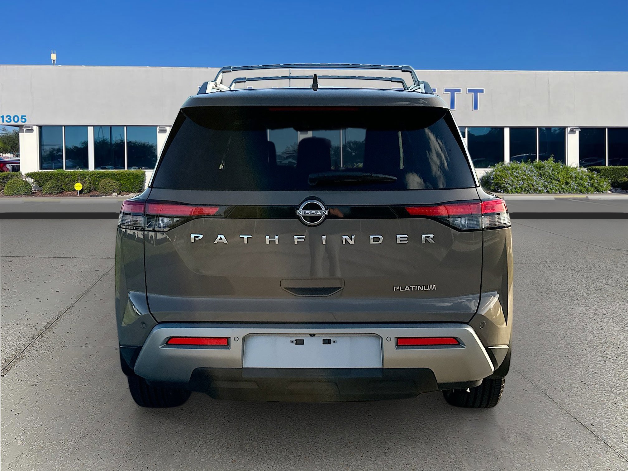 Used 2023 Nissan Pathfinder Platinum w/ Cargo Package image 4