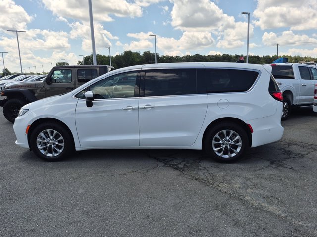 Used 2023 Chrysler Pacifica Touring-L AWD/4WD image 7