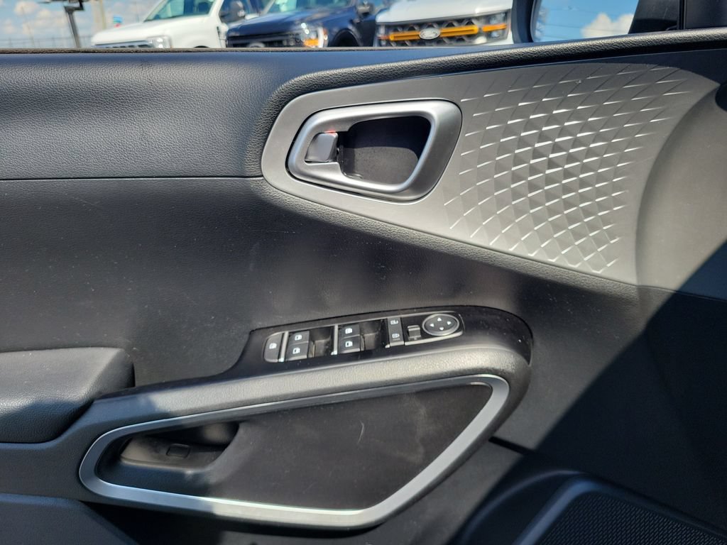 Used 2025 Kia Soul LX w/ LX Technology Package FWD image 20