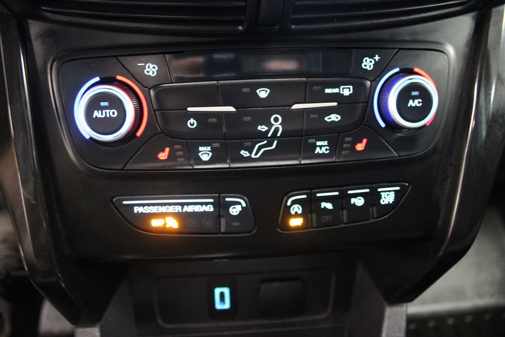 Certified 2019 Ford Escape Titanium w/ U9j03 - Titanium Tow Package AWD/4WD image 22