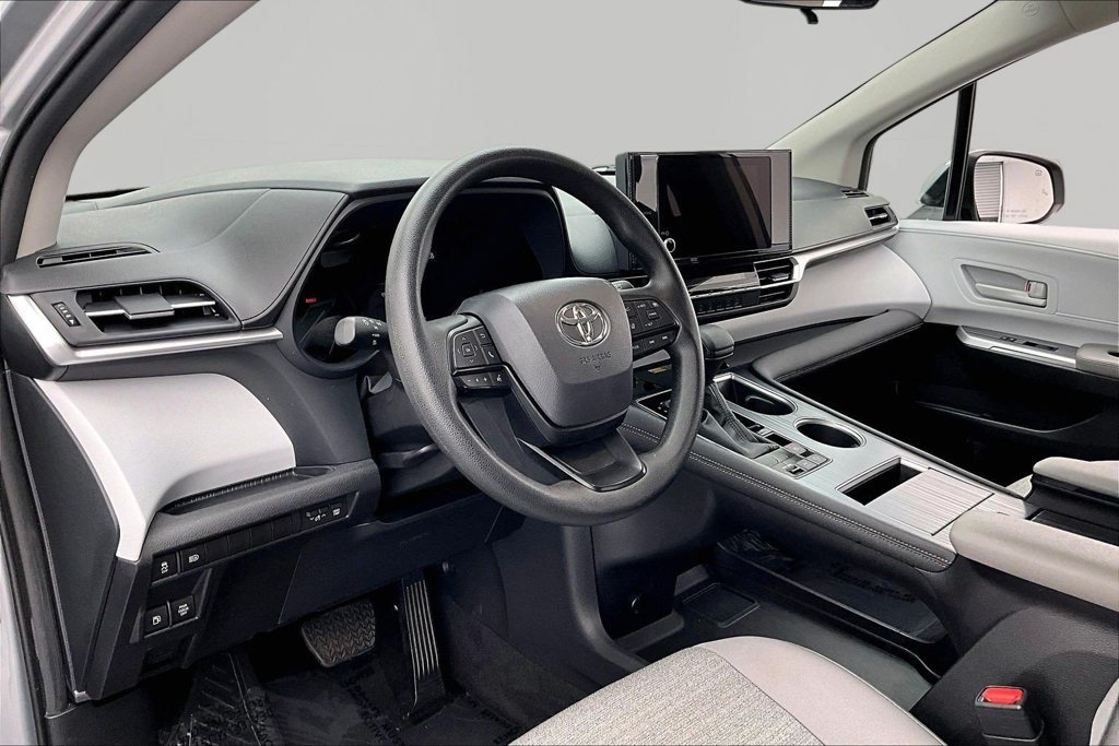 Used 2025 Toyota Sienna LE FWD image 14